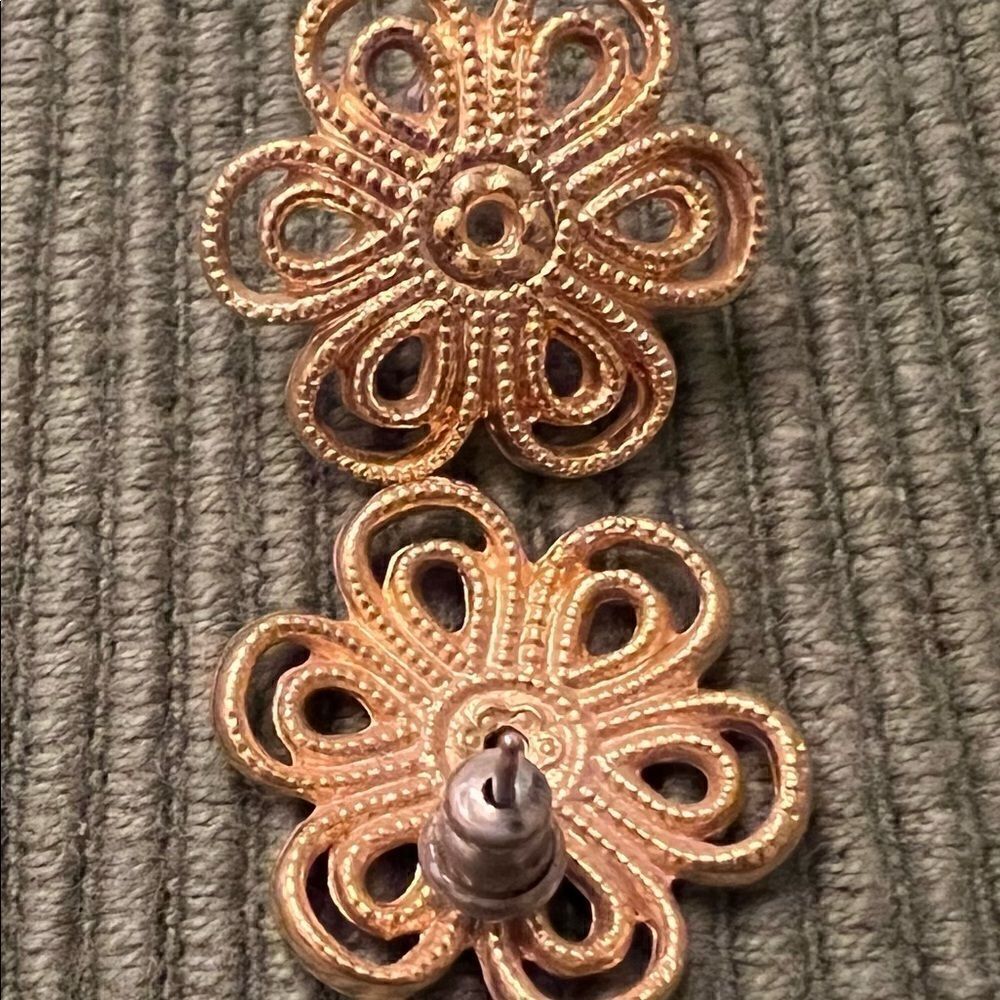 4 pair of gold colored vintage earrings shell star flower swirls gently used - Picture 8 of 10